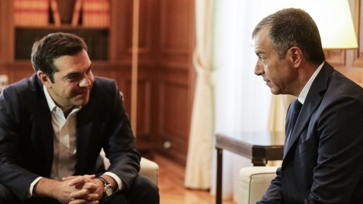 Σε εξέλιξη η συνάντηση Τσίπρα – Θεοδωράκη – ΦΩΤΟ