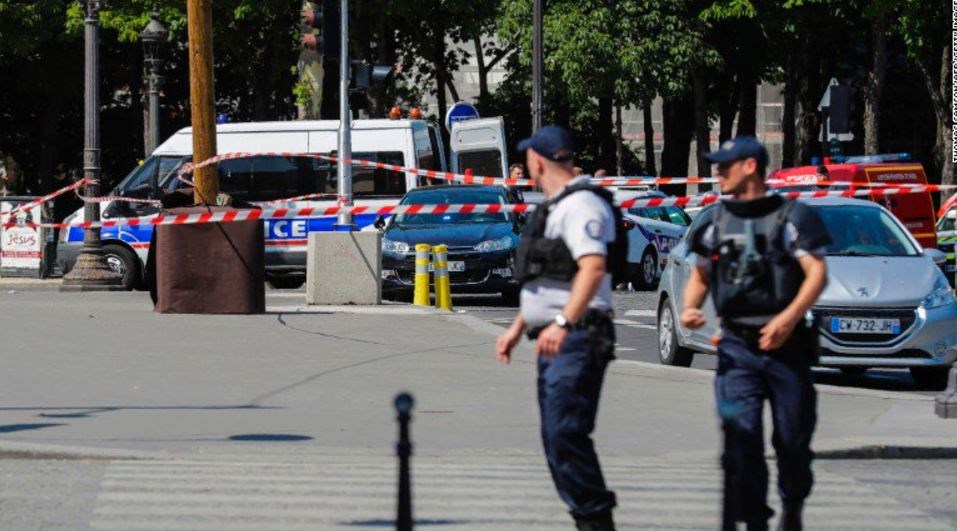 Νεκρός ο οδηγός του αυτοκινήτου που έπεσε πάνω σε βαν της αστυνομίας – Βίντεο ντοκουμέντο