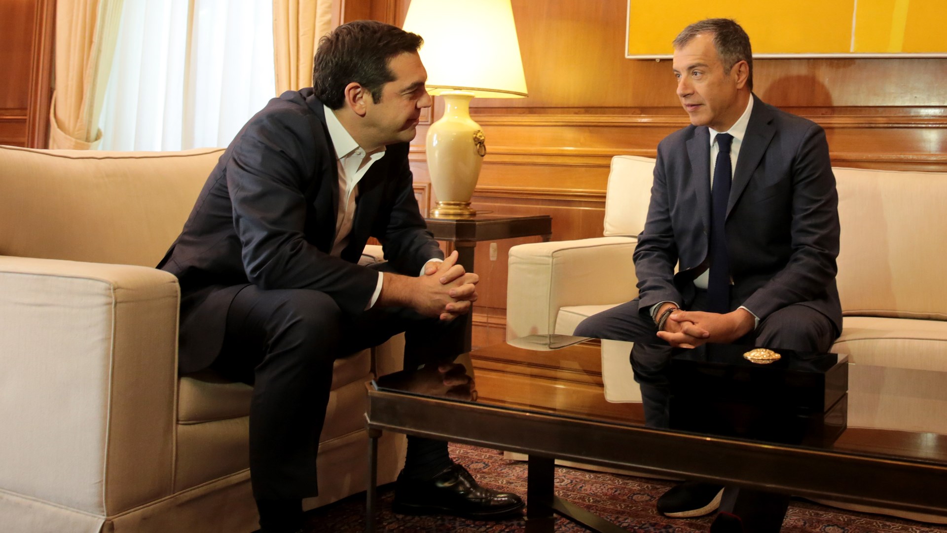 Ο Τσίπρας στον Θεοδωράκη: Έχεις αδυνατίσει, μην ανησυχείς εδώ θα σε ταΐσουμε