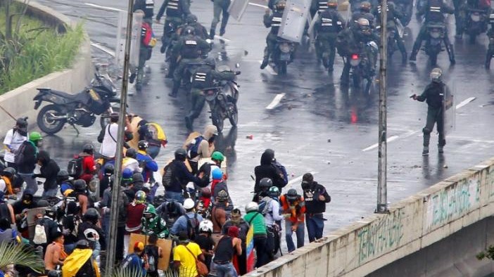 Βενεζουέλα: Νεκρός 17χρονος διαδηλωτής από αξιωματικό της στρατιωτικής αστυνομίας – ΦΩΤΟ