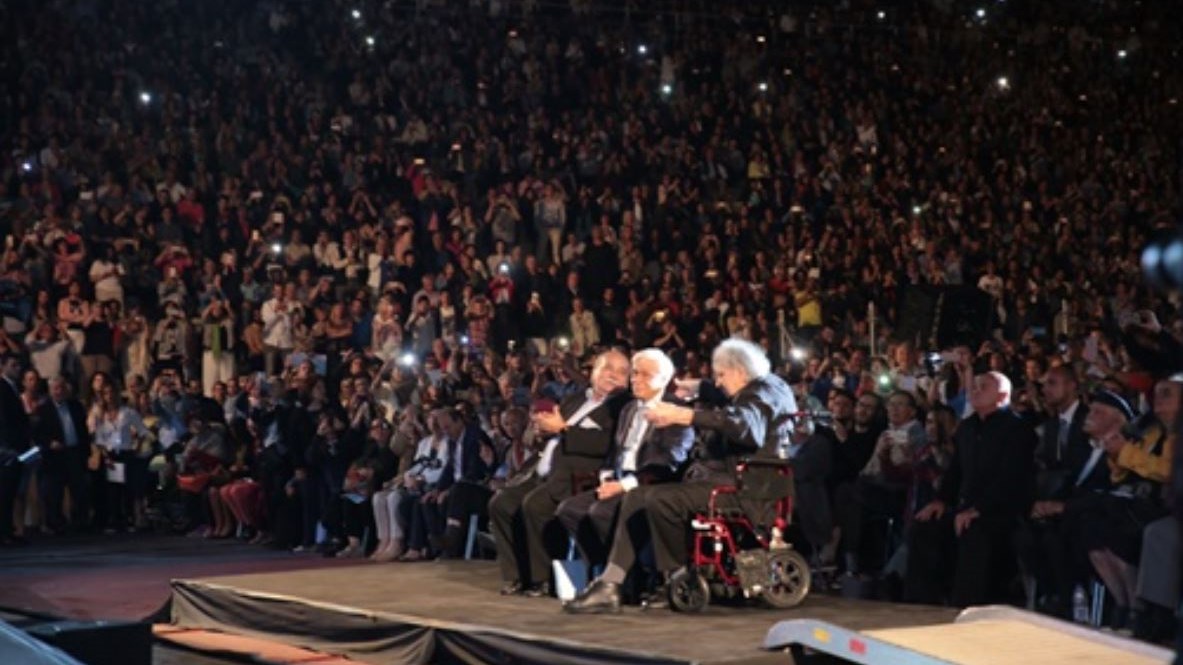 Συγκλόνισε ο Μίκης στο Καλλιμάρμαρο – Διηύθυνε από καροτσάκι στο κλείσιμο της συναυλίας προς τιμήν του – ΦΩΤΟ