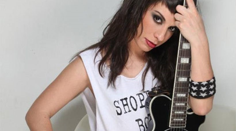 Συγκλονίζει η Πένυ Σκάρου: Διερχόμενοι με φωτογράφιζαν αιμόφυρτη και σμπαραλιασμένη