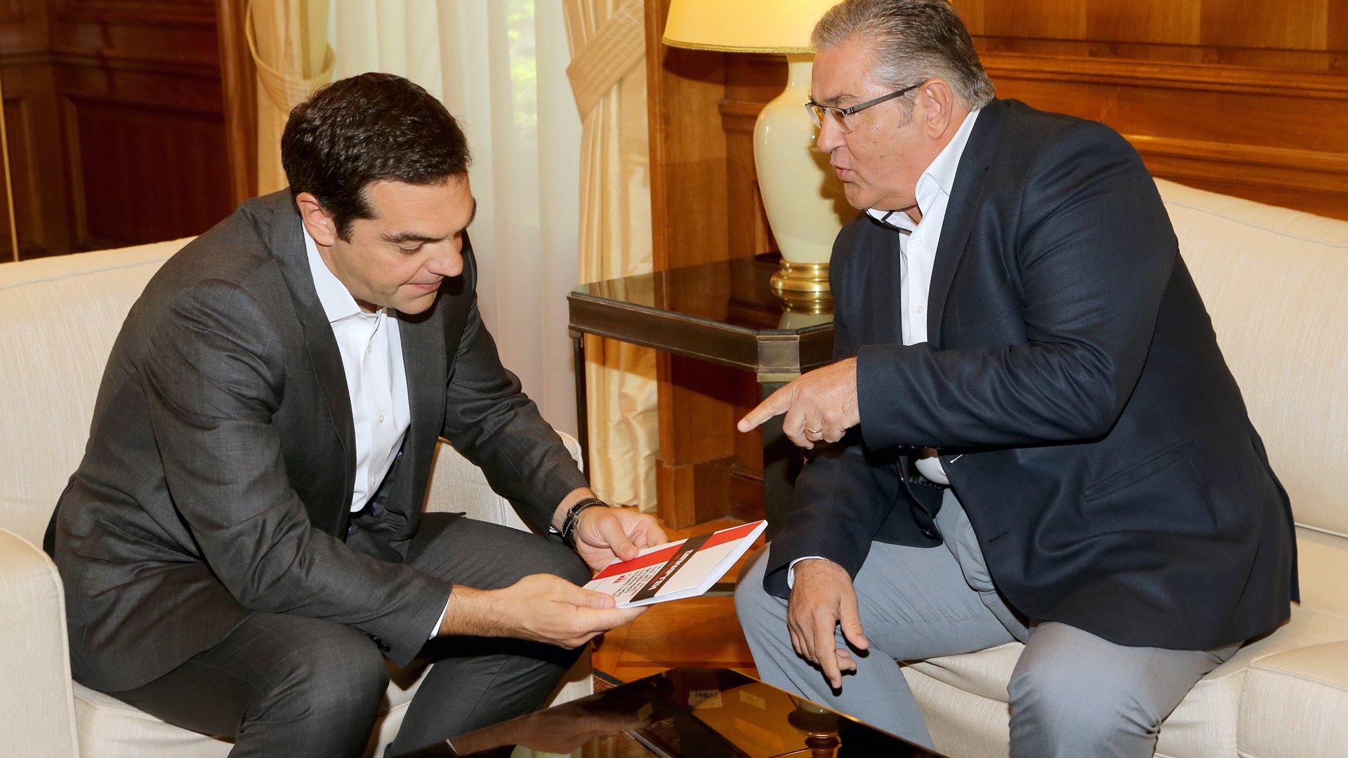 Το βιβλίο που χάρισε ο Κουτσούμπας στον Τσίπρα – ΦΩΤΟ