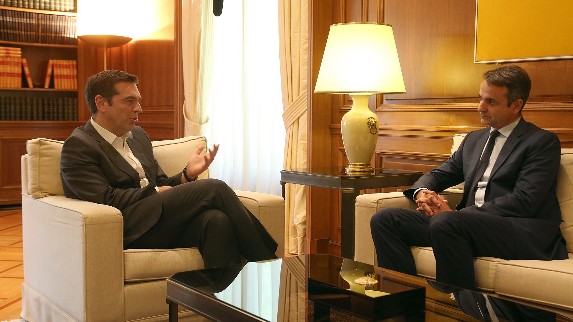 Ο διάλογος Τσίπρα – Μητσοτάκη μπροστά στις κάμερες  – ΒΙΝΤΕΟ