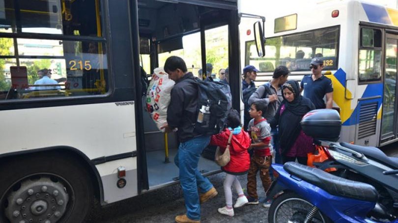 Καταγγελίες για οδηγούς που αρνούνται να επιβιβάσουν πρόσφυγες στα λεωφορεία – Τι απαντά ο πρόεδρος του ΟΑΣΑ