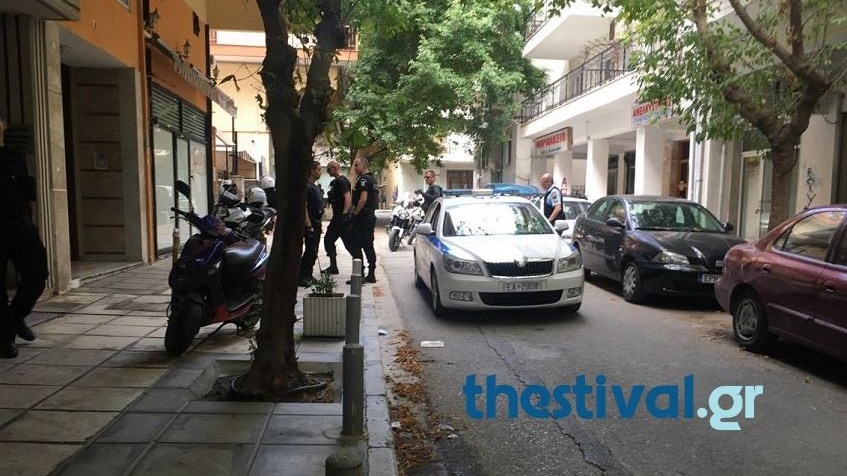 Αναστάτωση στη Θεσσαλονίκη –  Άνδρας έβγαλε όπλο έξω από σούπερ μάρκετ