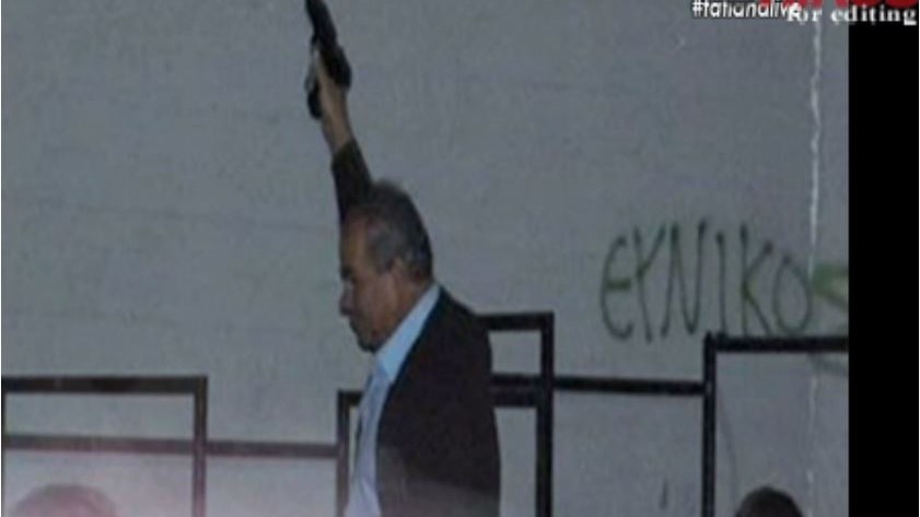Σάλος με φωτογραφία του Αντιδημάρχου Φυλής να κρατά όπλο μέσα σε σχολείο – Τι λέει ο ίδιος – ΒΙΝΤΕΟ