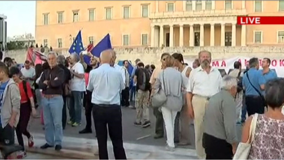 Σε εξέλιξη η συγκέντρωση του κινήματος “Παραιτηθείτε” στο Σύνταγμα – ΒΙΝΤΕΟ
