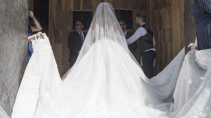 Ένα νυφικό αξίας 700.000 λιρών που ζυγίζει μόλις … 46 κιλά! – ΦΩΤΟ