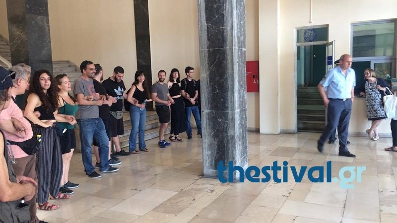 Ένταση στο Ειρηνοδικείο Θεσσαλονίκης – Μπλόκαραν την είσοδο σε συμβολαιογράφους  – ΒΙΝΤΕΟ