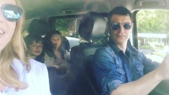 Viral: Απολαυστική η οικογένεια Ρουβά τραγουδά μέσα στο αυτοκίνητο – ΒΙΝΤΕΟ