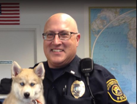 Φωνάζοντας “Αλλάχου Ακμπάρ” μαχαίρωσε τον αστυνομικό ο δράστης στο αεροδρόμιο του Μίσιγκαν – ΦΩΤΟ