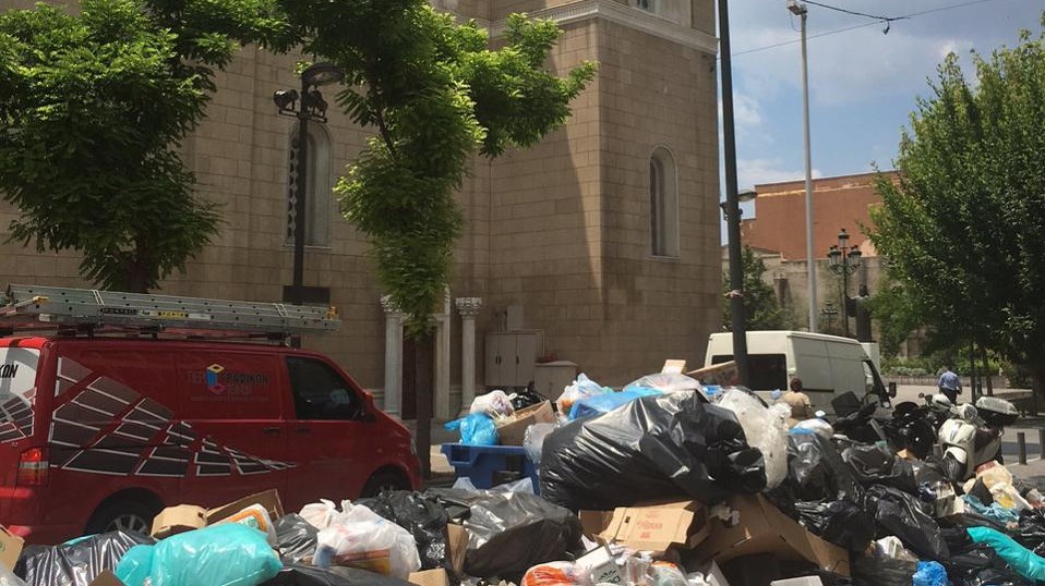 “Πνιγμένη” στα σκουπίδια η Μητρόπολη – ΦΩΤΟ