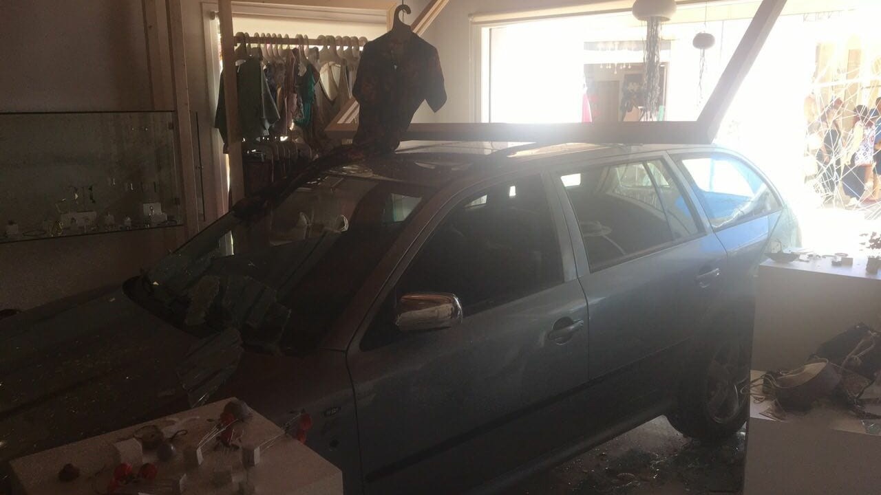 Μπέρδεψε την όπισθεν με την πρώτη και… γκρέμισε μαγαζί με ρούχα – ΦΩΤΟ