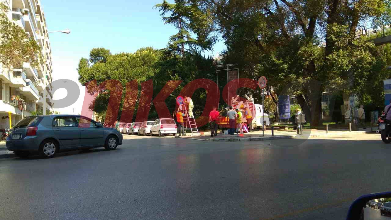 Πόσοι εργαζόμενοι  χρειάζονται για την επισκευή μίας πινακίδας; – ΦΩΤΟ αναγνώστη