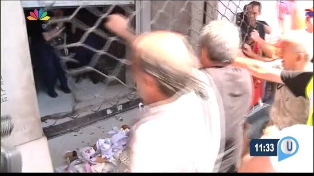 Μεγάλη ένταση στη συγκέντρωση της ΠΟΕ-ΟΤΑ – Πέταξαν σκουπίδια στο υπουργείο Εσωτερικών – ΒΙΝΤΕΟ