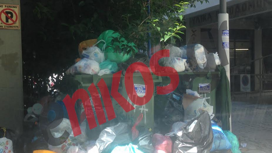 “Λόφοι” σκουπιδιών στο Μαρούσι – ΦΩΤΟ αναγνώστη