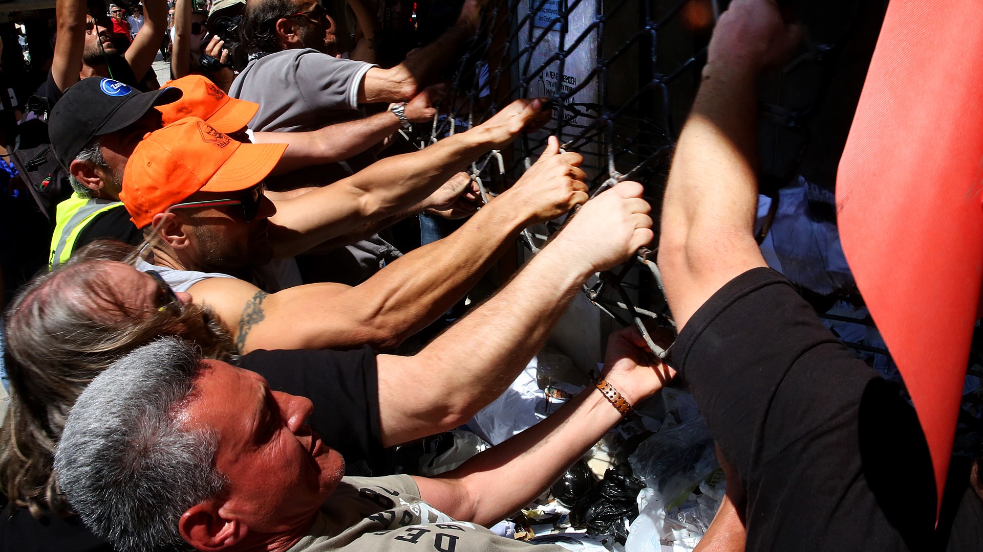 Καρέ-καρέ τα επεισόδια ανάμεσα σε συμβασιούχους των δήμων και ΜΑΤ έξω από τη Βουλή – ΒΙΝΤΕΟ – ΦΩΤΟ