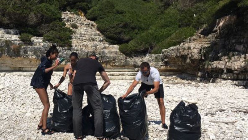 H οικογένεια του Γουίλ Σμιθ μάζεψε σκουπίδια από παραλίες στους Αντίπαξους – ΦΩΤΟ