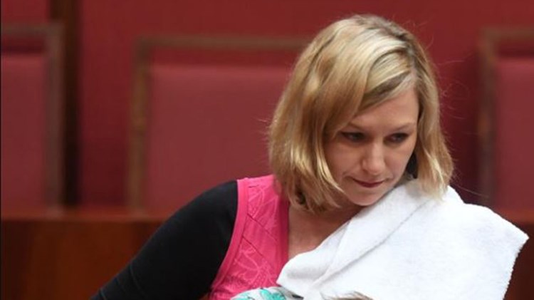 Πολιτικός μιλούσε στη βουλή και θήλαζε την κόρη της – ΦΩΤΟ – ΒΙΝΤΕΟ