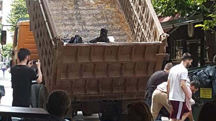 Με… φορτηγό μαζεύουν τα σκουπίδια στη Λάρισα – ΦΩΤΟ