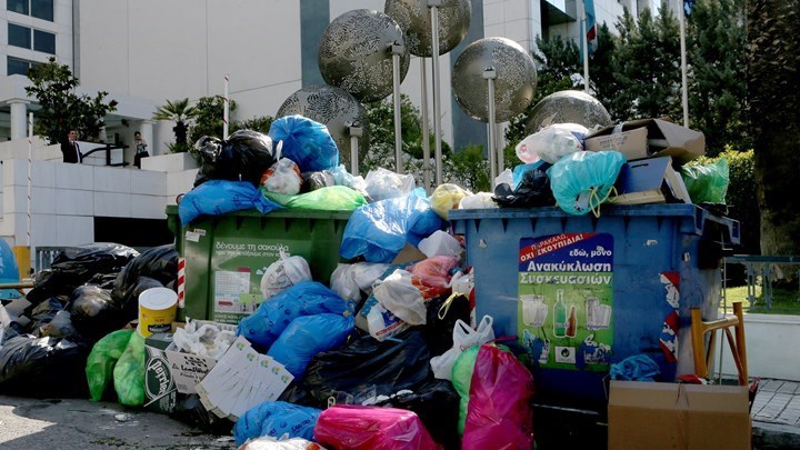 Απέραντη χωματερή η Ελλάδα – Ασφυξία από τόνους σκουπιδιών και κύμα ζέστης