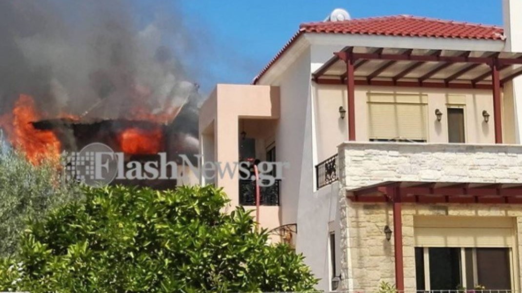 Σε εξέλιξη φωτιά σε σπίτι στα Χανιά – ΒΙΝΤΕΟ