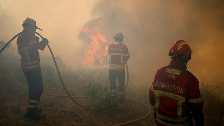 Η συγκλονιστική φωτογραφία με τους πυροσβέστες στην Πορτογαλία που έγινε viral