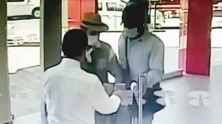 Ληστές για… κλάματα – “Έφαγαν” πόρτα από υπάλληλο τράπεζας – ΒΙΝΤΕΟ