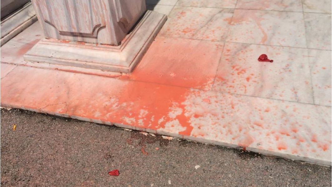 Μέλη του ΠΑΜΕ πέταξαν μπογιές στο Γ’ Σώμα Στρατού – ΒΙΝΤΕΟ – ΦΩΤΟ