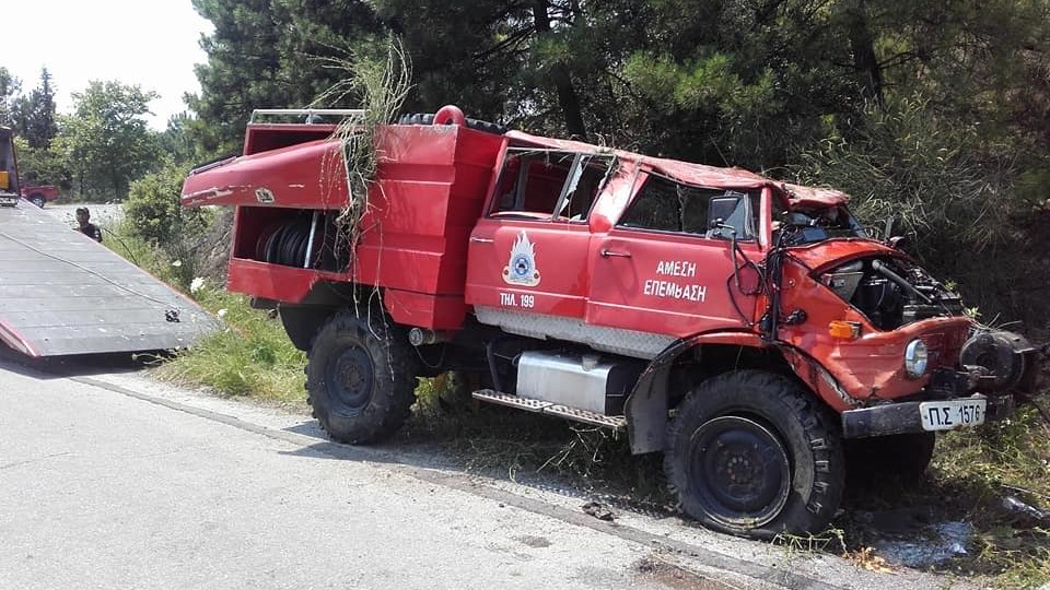 Πυροσβεστικό όχημα ανετράπη στη Χαλκιδική – ΦΩΤΟ