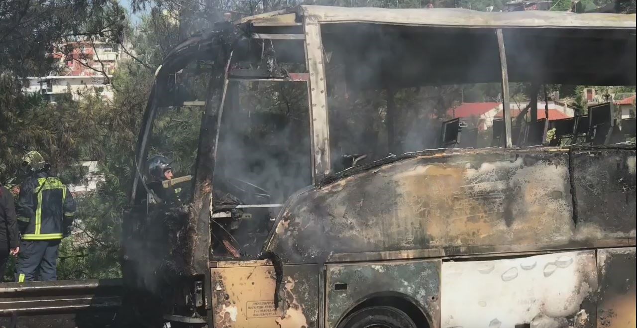 Οι πρώτες εικόνες από τη φωτιά στο τουριστικό λεωφορείο – ΒΙΝΤΕΟ