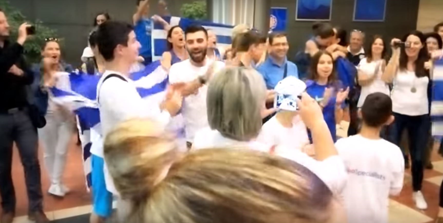 Αποθέωση για τα κορίτσια της εθνικής μπάσκετ στο ξενοδοχείο – ΒΙΝΤΕΟ