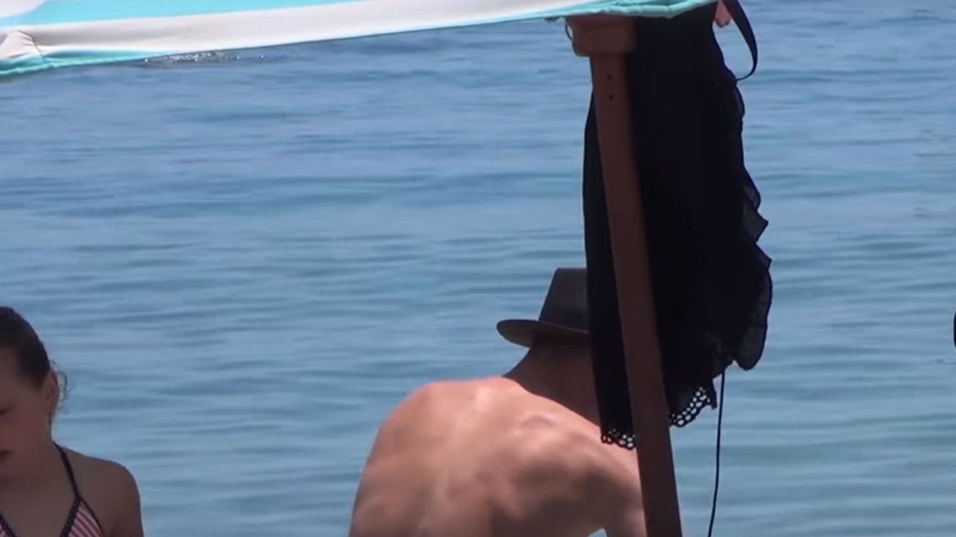 Αστέρας του ευρωπαϊκού ποδοσφαίρου παίζει τάβλι με θέα… τη θάλασσα της Μυκόνου – ΒΙΝΤΕΟ