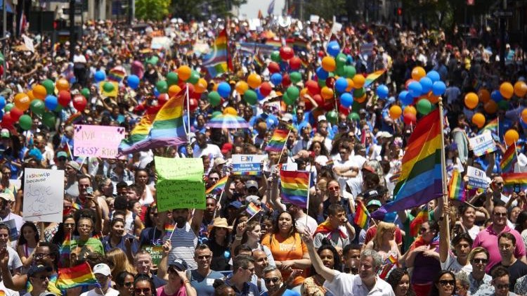 Νέα Υόρκη: Gay Pride με συνθήματα κατά του Ντόναλντ Τραμπ – ΦΩΤΟ