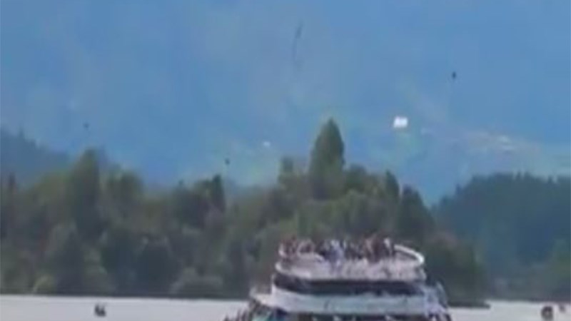 Βίντεο ντοκουμέντο από τη στιγμή που βυθίζεται το πλοιάριο στην Κολομβία