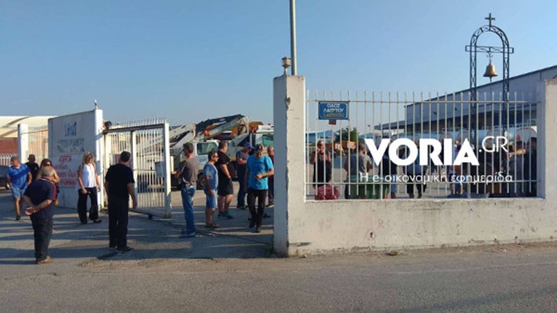 Συμβασιούχοι του δήμου Θεσσαλονίκης εμποδίζουν την έξοδο των απορριμματοφόρων  – ΦΩΤΟ