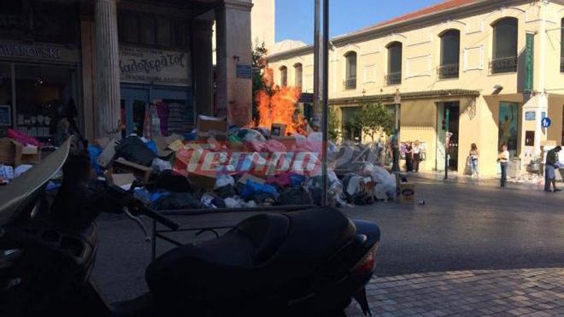 Φωτιές σε “βουνά” σκουπιδιών στην Πάτρα – ΦΩΤΟ