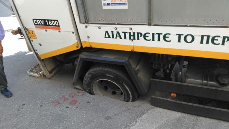 Απορριμματοφόρο “βούλιαξε” σε τρύπα στη μέση του δρόμου – ΦΩΤΟ