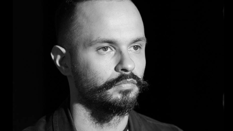 Ο Γιώργος Λύρας μεταφέρει τα δυνατά «Θηλαστικά» στη σκηνή!