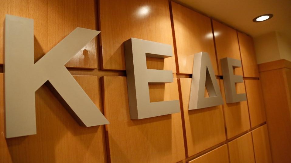 Επιφυλακτική η ΚΕΔΕ στην πρόταση του υπουργείου Εσωτερικών για τους συμβασιούχους