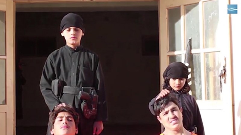 Βίντεο-προπαγάνδα από τον ISIS: Παιδιά εκτελούν εν ψυχρώ αιχμαλώτους – ΒΙΝΤΕΟ