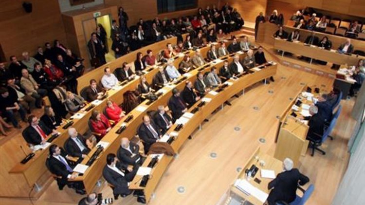 Θεσσαλονίκη –  Σε κλίμα έντασης η συζήτηση για τα σκουπίδια στη συνεδρίαση του δημοτικού συμβουλίου