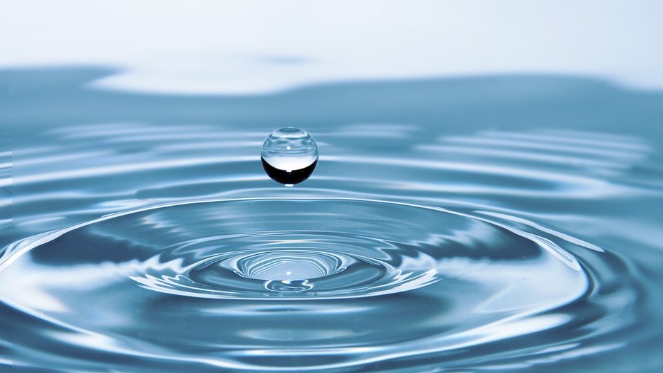 Έλληνας επιστήμονας αποκαλύπτει: Δεν υπάρχει μόνο μία μορφή υγρού νερού, αλλά δύο