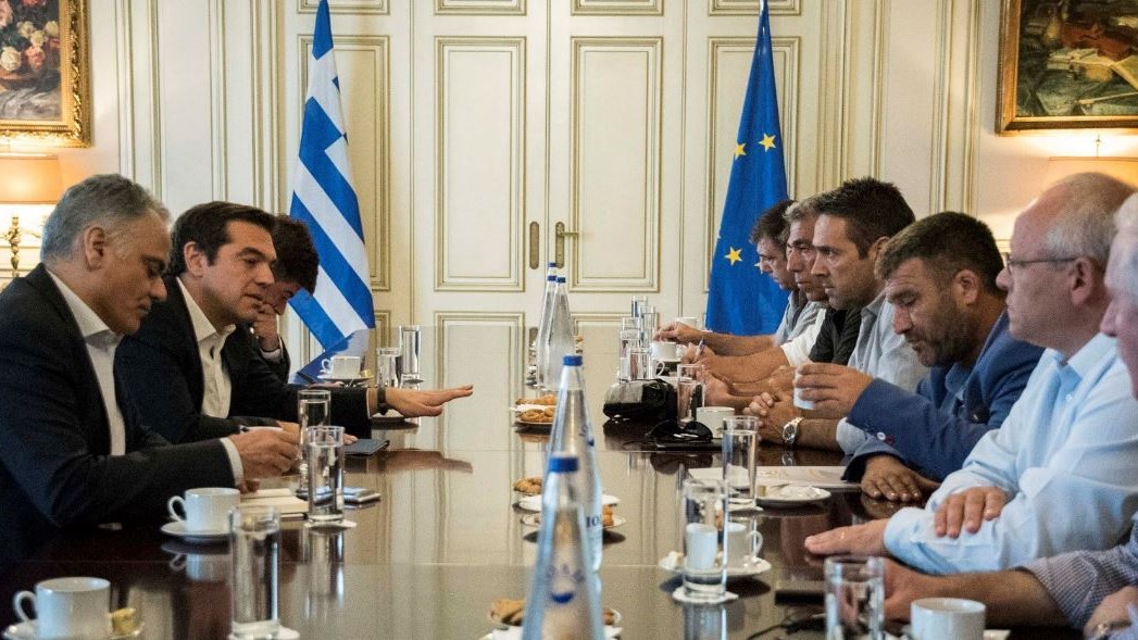 Τι κέρασε ο Τσίπρας τους εκπροσώπους της ΠΟΕ- ΟΤΑ – ΦΩΤΟ