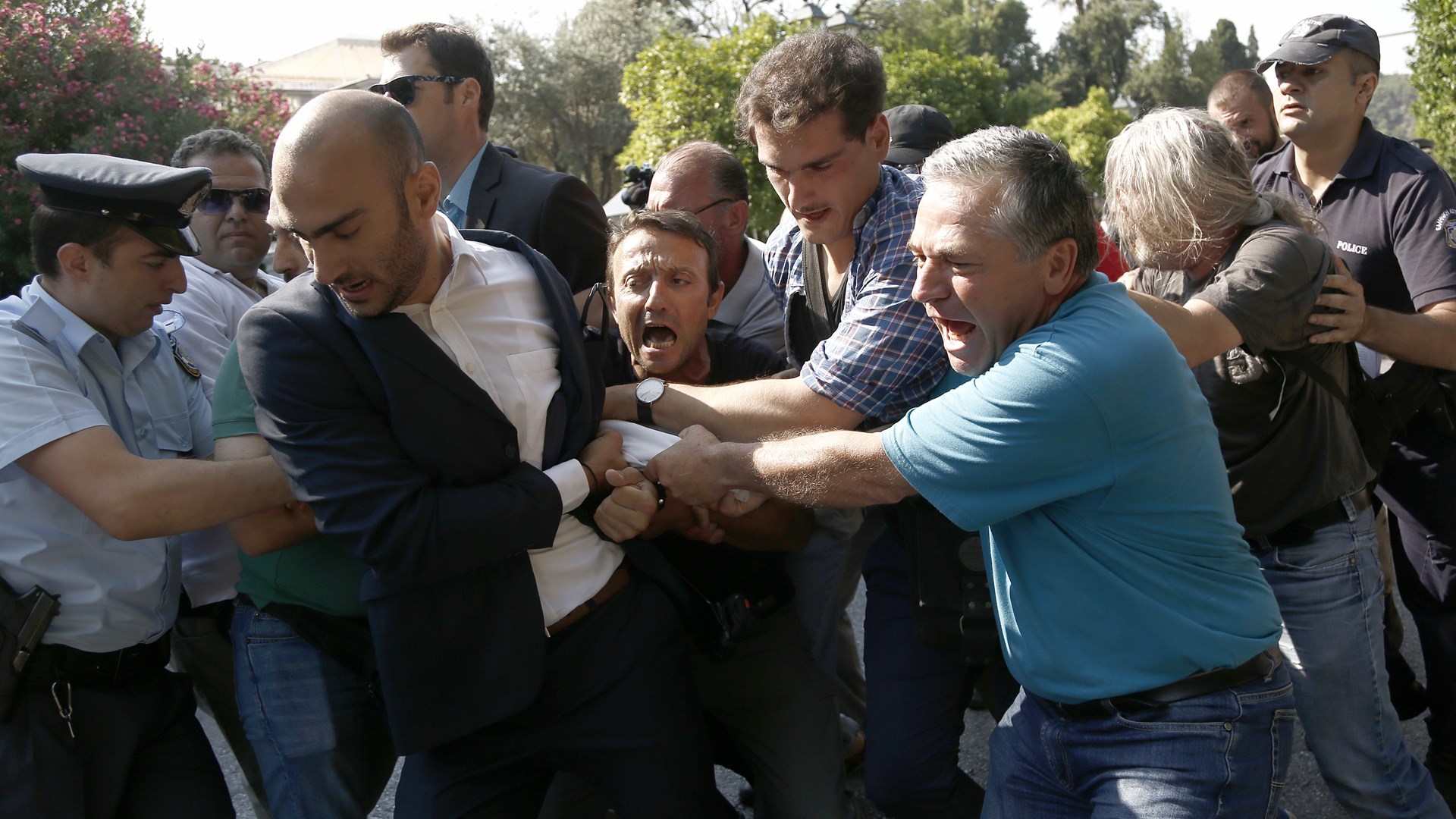 Καρέ – καρέ η στιγμή της έντασης έξω από το Μαξίμου – ΦΩΤΟ