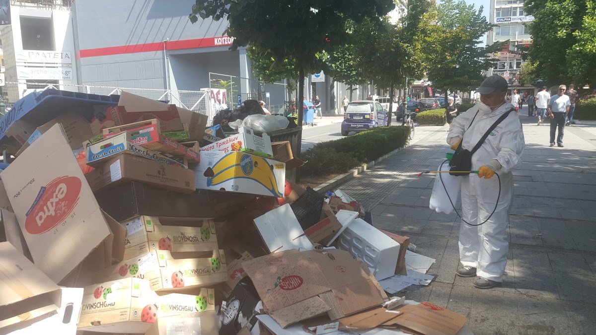 Ψέκασαν τα σκουπίδια στη Λάρισα για την αποφυγή μολύνσεων – ΦΩΤΟ