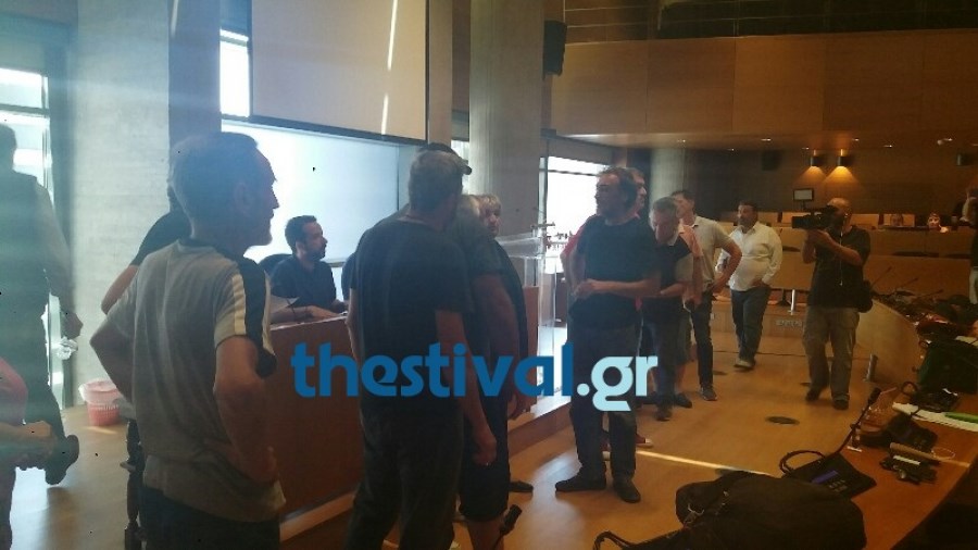 Ένταση στο δημαρχείο της Θεσσαλονίκης – Εργαζόμενοι στην καθαριότητα διέκοψαν τη συνεδρίαση επιτροπής – ΒΙΝΤΕΟ