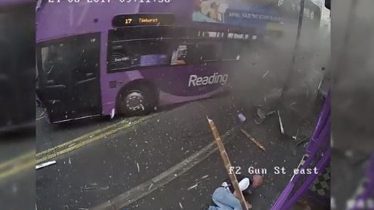 Βίντεο-σοκ: Άνδρας παρασύρεται από λεωφορείο, σηκώνεται και μπαίνει σε μία παμπ