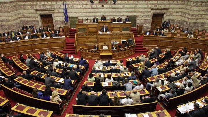 Υπερψηφίστηκε η τροπολογία για τους συμβασιούχους στην καθαριότητα